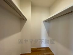 収納力豊富なウォークインクローゼット付き。洋服や小物などを1箇所にまとめて美しい収納を実現します。