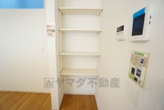 キッチン横のパントリー。まとめ買いをしたものなどを収納できます＾＾