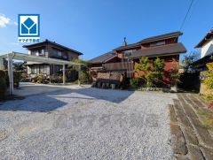 外壁は窯業系サイディングで厚みは22mm。外壁塗装は2025年春に実施しており、塗料はSKプレミアム無機（塗料）を使用し、屋根を含めた建物全てに下地材を含めて計3回塗装しています。