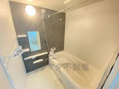 1日の疲れを癒すくつろぎのバスルーム。足を伸ばしてもゆったりと入れるサイズです。お子様と一緒にお風呂に入っても狭くないですね^^