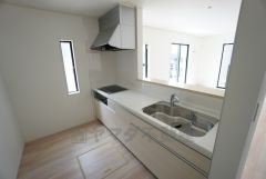 同仕様写真。対面式カウンターキッチンでお子様の様子が見守れます。カウンタートップは耐熱性に優れており、日ごろのお掃除もふき取るだけでＯＫ。ステンレスシンクも簡単にお掃除できますよ。