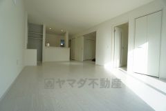 対面式キッチンを中心としたリビングダイニングで家族の会話が弾みそうです。電動雨戸シャッター付き。