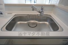 広々とした凸型シンクに洗剤ポケットを標準装備。大きなお鍋など洗いやすいです。洗剤や石鹸、スポンジもすっきりできる収納付き。