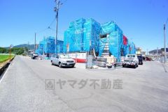 前面道路は交通量が少なく小さなお子様がいるご家庭でも安心です＾＾
