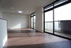 大きな窓のあるリビングは、陽光あふれる明るい空間です。居心地良く、ご家族皆がゆったり寛げる憩いの空間となりそうです。