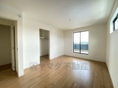 住む人のこだわりを活かす洋室＾＾日当たりがよく、寝室としての利用もおすすめ。広めのクローゼットもあり荷物もすっきり片付けれ、ゆとりのある暮らしが出来ます＾＾