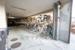屋根付き駐輪場。雨が降っても安心です＾＾