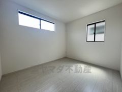 2面採光を確保した明るい室内は、風通しも良く、大変居心地の良い空間となっております。爽やかな風を感じて起きる朝は、快適生活の始まりに。