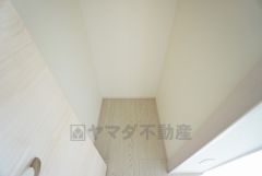 同仕様写真。調理家電や食品のストックをすっきりまとめられ、キッチン周りを広々使えます。