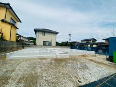 現地（2025年5月）撮影写真。 2025年8月完成予定。同一ハウスメーカー物件内覧可能です。お気軽にお問い合わせください＾＾