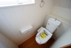 同仕様写真。温水洗浄機付トイレです。節水機能もあるので、安心して使えますね。もちろん、1階2階の2ヶ所にトイレがあるので、忙しい朝にもゆとりができますね。