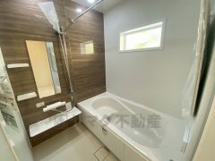 1日の疲れを癒すくつろぎのバスルーム。足を伸ばしてもゆったりと入れるサイズです。お子様と一緒にお風呂に入っても狭くないですね^^