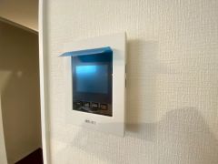 防犯性、セキュリティ対策に安心できるテレビモニター付きインターフォンです。セールスマン対策にもなり安心できます。