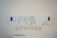 温水洗浄機付トイレです。節水機能もあるので、安心して使えますね。