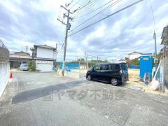 前面道路は公道南側約5.9ｍ。幅広いため車の離合や駐車がスムーズです＾＾