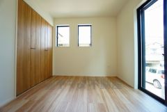 1階リビングに隣接する洋室。