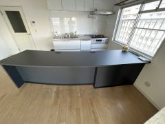 カーブのかかったお洒落なツートンキッチンカウンター。イスを置いてダイニングやバーカウンターとしても活躍＾＾