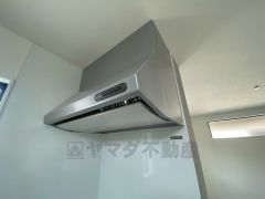 調理により発生する油煙や臭いを吸い込み、屋外へ排気してくれます。