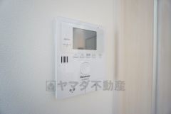 防犯性もばっちり、TVモニター付きインターフォン完備。大きなモニターで玄関先を確認できます。録画機能が付いているので不在時の訪問者も確認できて安心です^^
