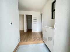 たっぷり収納できるシューズボックスです。家族全員の靴がきれいに整頓できます。棚の上にお花や写真を飾っても良いですね。