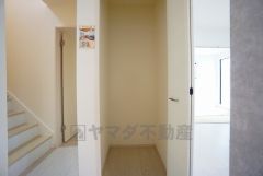 キッチン横パントリー収納。食器やキッチン用品、食料品の保存に便利です＾＾高さのある物もスッキリ収納できます＾＾