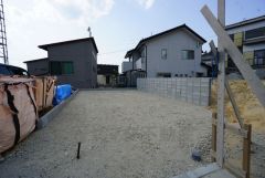 カースペースは停めやすい並列駐車2台付き。ご夫婦で1台ずつ所有できます＾＾ 前面道路は6ｍと駐車がスムーズにできます＾＾