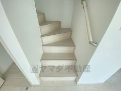 ご年配の方でも安心できる、手すり付き階段です＾＾段差も低めで設定されてますので安全性にも優れてますね＾＾