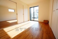 1階リビングに隣接する洋室。