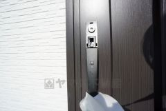 かざすだけで開閉できる、タッチキー採用の玄関。お買い物帰りで、両手がふさがってきても簡単に中に入れます＾＾