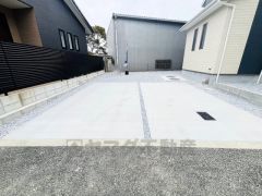 カースペースは停めやすい並列駐車3台付き。 前面道路は交通量が少なく小さなお子様がいるご家庭も安心です＾＾