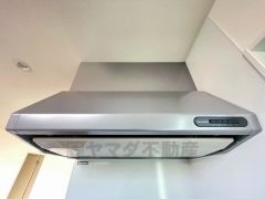 同仕様写真。調理により発生する油煙や臭いを吸い込み、屋外へ排気してくれます。