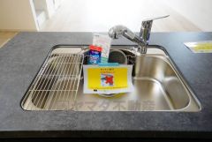 広々とした凸型シンクに洗剤ポケットを標準装備。大きなお鍋など洗いやすいです。洗剤や石鹸、スポンジもすっきりできる収納付き。
