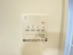 雨の日の洗濯も安心できる浴室暖房乾燥機付き浴室。リモコンで操作もボタン1つで簡単。 浴室暖房乾燥機には、暖房、乾燥、涼風、換気の4つの機能が付いています。タイマー付きです。