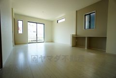 同仕様写真。大きな窓のあるリビングは、陽光あふれる明るい空間です。居心地良く、ご家族皆がゆったり寛げる憩いの空間となりそうです。