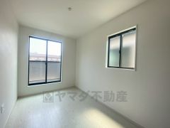 2面採光を確保した明るい室内は、風通しも良く、大変居心地の良い空間となっております。爽やかな風を感じて起きる朝は、快適生活の始まりに。