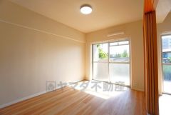 リビング横の洋室。バルコニーに面した温もり溢れる明るいお部屋です。