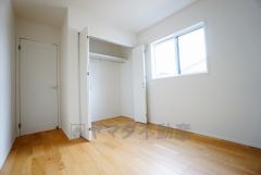 同仕様写真。明るい洋室です。ナチュラル色のフローリングで開放的な優しい雰囲気になっています＾＾ベッドや机、ＴＶを置いてもゆとりのある広さです。