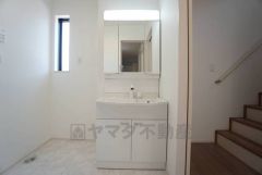 三面鏡つき洗面台。収納も一体型になっているので、ドライヤーやヘアアイロンの置き場に困りませんね。