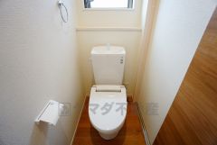 同仕様写真。温水洗浄機付トイレです。節水機能もあるので、安心して使えますね。もちろん、1階2階の2ヶ所にトイレがあるので、忙しい朝にもゆとりができますね。
