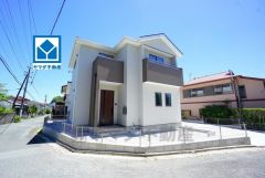 敷地60坪。角地。バス牟田停徒歩2分。車2台。スーパー・コンビニ徒歩7分圏内。新飯塚駅まで徒歩11分の西鉄バス潤野下区停で11分乗車。 イオン穂波ショッピングセンター車約7分（2ｋｍ）