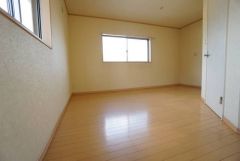 主寝室としてお使いいただけそうなこちらのお部屋は、日当たりが良く、爽やかな風を感じて起きる朝は、快適生活の始まりに。