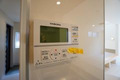 給湯器リモコンはキッチン横からボタンひとつで操作が楽々。通話ボタン付きでお子様とも会話ができて安心です。