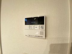 お風呂から通話ができるタイプの給湯器リモコンです。お子さんや高齢の方が一人で入られる時も安心ですね＾＾