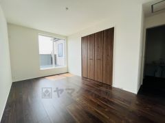 住む人のこだわりを活かす洋室＾＾日当たりがよく、寝室としての利用もおすすめ。