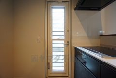 生ごみの仮置きに重宝する勝手口付きのキッチン＾＾　生ごみの臭いに悩まされることがなくなりますね。