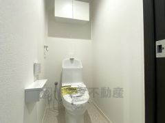 温水洗浄機付トイレです。節水機能もあるので、安心して使えますね。