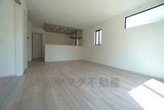 対面式キッチンを中心としたリビングダイニングで家族の会話が弾みそうです。