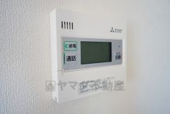 同仕様写真。給湯器リモコンはキッチン横からボタンひとつで操作が楽々。通話ボタン付きでお子様とも会話ができて安心です。