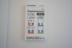 浴室暖房乾燥機には、暖房、乾燥、涼風、換気の4つの機能が付いています。タイマー付きです。