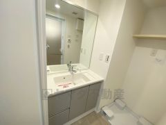 三面鏡つき洗面台。収納も一体型になっているので、ドライヤーやヘアアイロンの置き場に困りませんね。